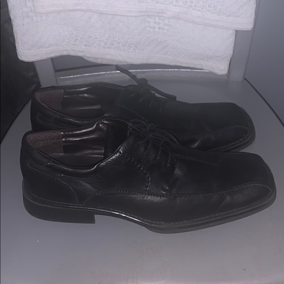 Men’s black dress shoes